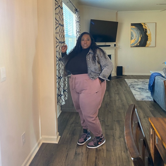 Nike Plus mini swoosh oversized joggers in smokey mauve - Picture 7 of 7